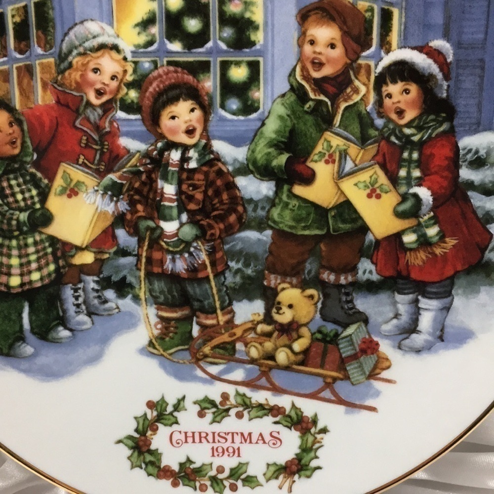VINTAGE Christmas Plate “Perfect Harmony” 1991 Porcelain with Gold Trim 8” - Picture 2 of 5